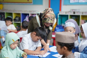 Guru mendampingi siswa selama kegiatan berlangsung (Foto/Humas GIS 3 Jogja)