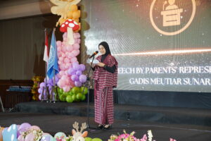 Potret Bunda Gadis Meutiar Sunarko saat menyampaikan speech sebagai perwakilan dari orang tua dan wali siswa PG-K GIS 3 Jogja 2025