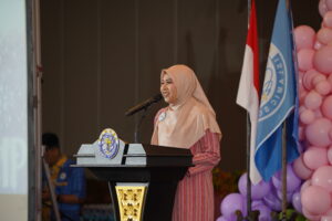 Potret Mrs. Lilis Rahmawati, S.Pd., Plt. Kepala Sekolah PG-K GIS 3 Jogja saat memberikan sambutan dalam momen wisuda Kindy 2 tahun 2025
