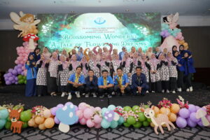 Foto Bersama Guru dan Staf yang juga menjadi panitia dalam acara Wisuda Kindy 2 GIS 3 Jogja